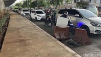 Tidak sedikit pengendara yang penasaran ingin melihat.