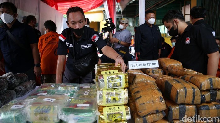 Bareskrim Polri Musnahkan 238 Kg Sabu dan 121 Kg Ganja Direktorat Tindak Pidana Narkoba (Dittipidnarkoba) Bareskrim Polri memusnahkan narkotika sabu seberat 238 kilogram dan ganja sebanyak 121 kilogram, Jumat (20/5/2022). Narkotika tersebut berasal dari empat kasus yang berbeda.