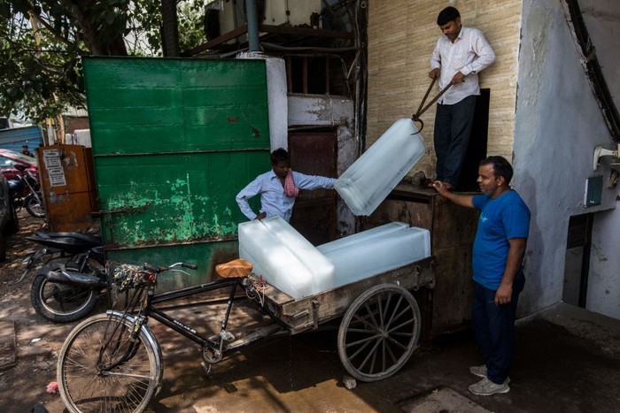 Becak India A man uses an umbrella for shade as he carries a dismantled car on a cycle rickshaw to a scrapyard on a hot weather day on the outskirts of Ahmedabad, India, May 19, 2022. REUTERS/Amit Dave TPX IMAGES OF THE DAY