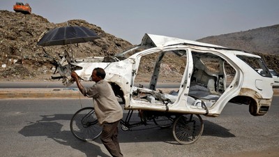 Totalitas Becak di India, Angkut Es Balok hingga Rangka Mobil Bekas