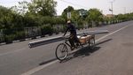 Totalitas Becak di India, Angkut Es Balok hingga Rangka Mobil Bekas