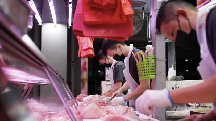 Berhenti Kerja, Kakak Beradik Ini Mantap Jualan Daging Babi  di Pasar Tradisional