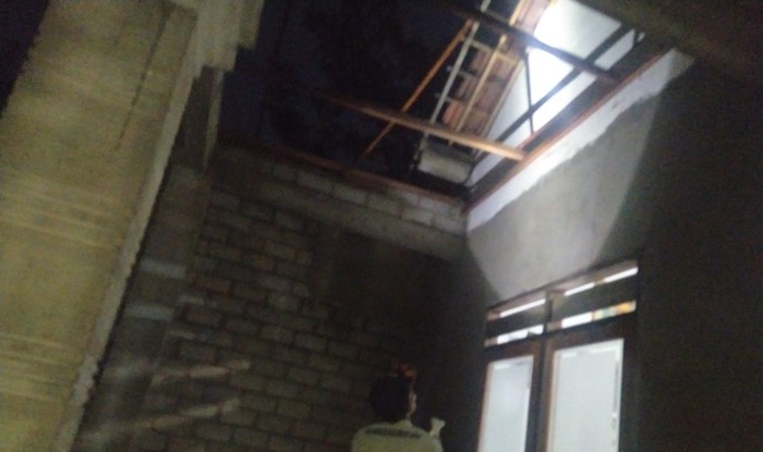 BPBD Kabupaten Blitar sebut puluhan rumah rusak dampak angin kencang