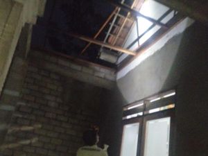 Puluhan Rumah di Blitar Rusak Diterjang Angin Kencang