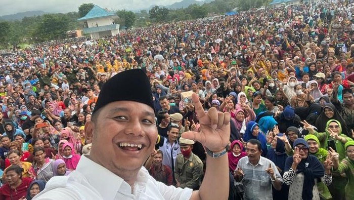 Bupati Tapteng Bakhtiar Sibarani berfoto bersama ribuan warga di akhir masa jabatannya