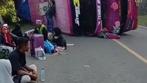 Bus tujuan Bima - Mataram terguling di Sumbawa.