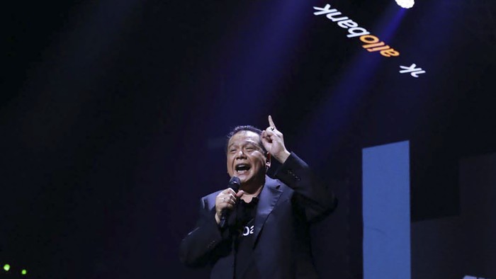 Chairul Tanjung resmi meluncurkan Allo Bank di Istora Senayan, Jakarta, Jumat (20/5).