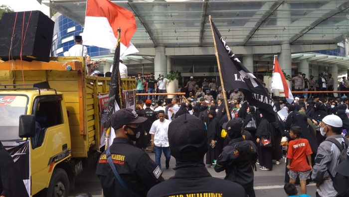 Suasana aksi di depan Konjen Singapura, Jalan Imam Bonjol Medan. Foto: Datuk Haris Molana/detikSumut
