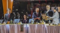Presiden Timor Leste periode 2022-2027 Jose Ramos Horta (kedua kanan) mengucapkan sumpah jabatan disaksikan Ketua Parlemen Timor Leste Ancieto Longuinhos (ketiga kanan) dan Presiden Timor Leste periode 2017-2022 Francisco Guterres (kiri) saat Pelantikan Presiden Timor Leste di Tasi-Tolu, Dili, Timor Leste, Kamis (19/5/2022) malam.