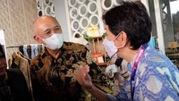 Menteri Koperasi dan UKM, Teten Masduki berbincang dengan Chair G20 EMPOWER yang juga merupakan Direktur & Chief Strategic Transformation & IT Officer XL Axiata, Yessie D. Yosetya dalam acara tersebut.