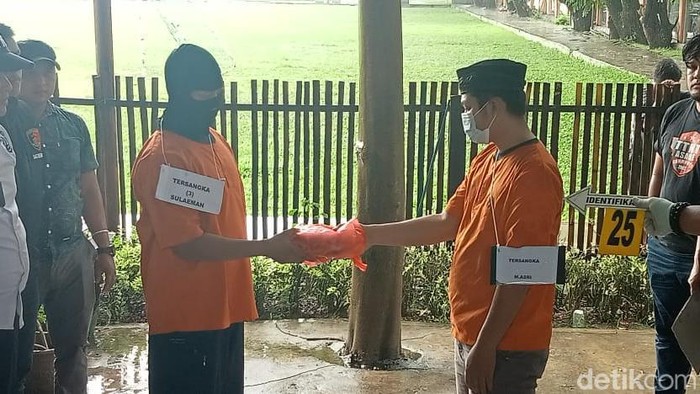 Eks Kasatpol PP menyerahkan Rp 90 juta ke penembak Najamuddin sebagai uang terimakasih (detikSulsel/Muh Ishak Agus).