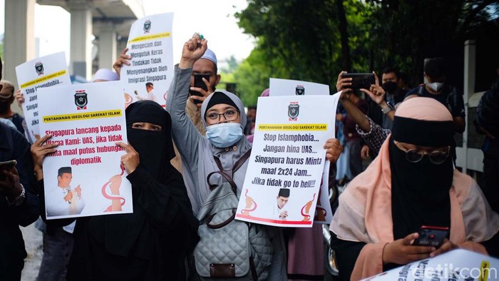 Massa aksi bela Ustaz Abdul Somad (UAS) di depan Kedubes Singapura, Jakarta, juga diikuti kaum perempuan. Mereka membawa poster tuntutan untuk Singapura.