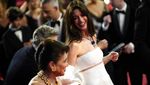 Anne Hathaway Cantik Banget di Karpet Merah Cannes