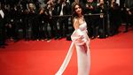 Anne Hathaway Cantik Banget di Karpet Merah Cannes