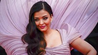 Bintang Bollywood itu berpose buat para fotografer di karpet merah premiere film Armageddon Time. (Foto: AP/Daniel Cole)