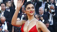 Setelah tampil tradisional dengan kain Sari di karpet merah beberapa hari lalu, Deepika Padukone kini terlihat seksi dengan warna merah. (Foto: Joel C Ryan/Invision/AP/Joel C Ryan)
