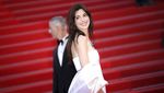 Anne Hathaway Cantik Banget di Karpet Merah Cannes