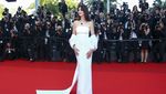 Anne Hathaway Cantik Banget di Karpet Merah Cannes