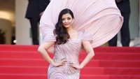 Pemeran film Mohabbatein itu tampil dengan gaun berwarna ungu muda kalem yang mewah dan glamor. (Foto: Vianney Le Caer/Invision/AP/Vianney Le Caer)