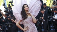 Aishwarya Rai berjalan di karpert merah Festival Film Cannes 2022. (Foto: Joel C Ryan/Invision/AP/Joel C Ryan)