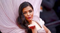Aishwarya Rai disorot tak hanya karena penampilan anggunnya. (Foto: AP/Daniel Cole)