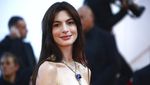 Potret Anne Hathaway yang Bakal Jadi Bintang di B20 Bali