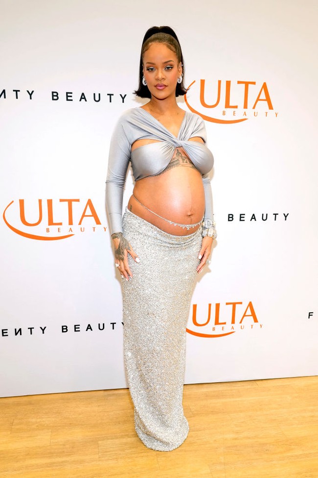 Seperti lagunya, ‘Shine Bright Like a Diamond’, Rihanna tampil gemerlap dengan crop top metalik dan rok beraksen glitter untuk menghadiri peluncuran Fenty Beauty di ULTA Beauty, Los Angeles. Wajahnya pun tampak glowing dengan riasan shimmer. Foto: Getty Images for Fenty Beauty by/Kevin Mazur