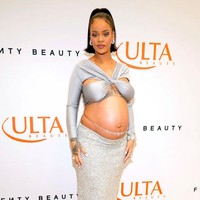 Seperti lagunya, ‘Shine Bright Like a Diamond’, Rihanna tampil gemerlap dengan crop top metalik dan rok beraksen glitter untuk menghadiri peluncuran Fenty Beauty di ULTA Beauty, Los Angeles. Wajahnya pun tampak glowing dengan riasan shimmer. Foto: Getty Images for Fenty Beauty by/Kevin Mazur