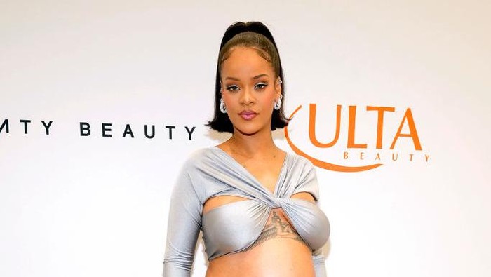 Rihanna! Udah Mah Cantik, Jago Nyanyi… Eh Sekarang Sukes Bisnis Kosmetik