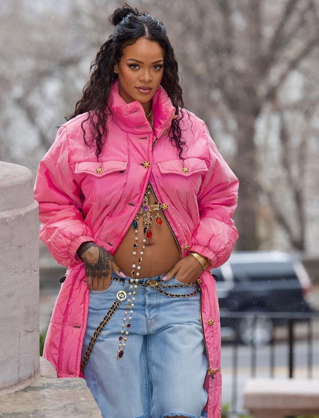 Rihanna pertama kali mengonfirmasi kehamilannya pada Februari 2022 setelah muncul di jalanan New York City bersama A$AP Rocky. Ia tampak mengenakan coat pink dari brand Chanel serta aksesori seperti kalung dan ikat pinggang. Perutnya yang membuncit pun terekspos. Foto: Instagram/@badgalriri