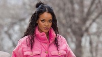 Penyanyi Rihanna sempat mengatakan ia membenci memakai bra. Di banyak kesempatan, ibu anak satu ini sering tampil keluar tanpa menggunakan bra. (Foto: Instagram/@badgalriri)