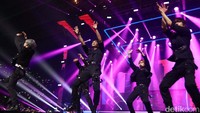 Boyband SM Entertainment ini jadi salah satu penampil utama dalam acara Grand Launching Allo Bank yang digelar di Istora Senayan pada Jumat (20/5/2022).