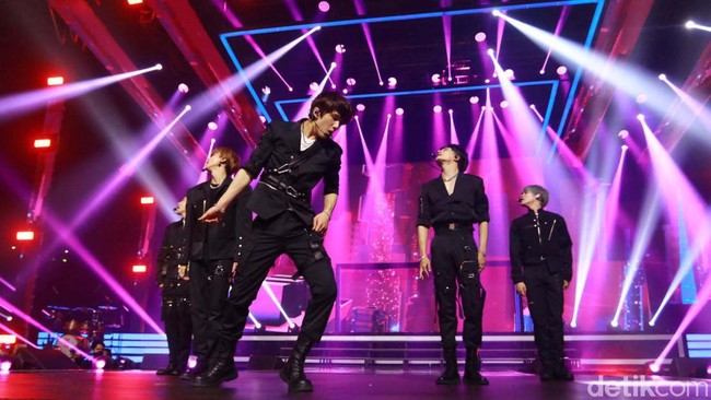 NCT Dream menjadi grup pembuka acara musik sekaligus grand launching aplikasi Allo Bank, Jumat, (20/5/2022). Dalam kesempatan tersebut, Jeno, Jaemin, Renjun, Chenle, dan Jisung membawakan empat lagu hits mereka. Mereka pun tampil dengan dua konsep busana.Foto: Rafida Fauzia