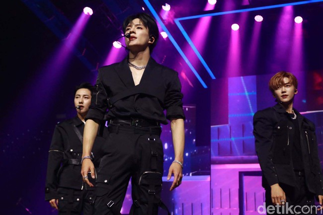 Salah satu yang mencuri perhatian seperti atasan yang dipakai Jeno. Busana itu berpotongan blazer yang dipakai tanpa dalaman. Adapun aksen ikat di bagian depan yang memberi kesan unik tapi tetap garang.Foto: Rafida Fauzia