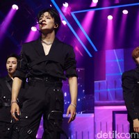 Salah satu yang mencuri perhatian seperti atasan yang dipakai Jeno. Busana itu berpotongan blazer yang dipakai tanpa dalaman. Adapun aksen ikat di bagian depan yang memberi kesan unik tapi tetap garang.Foto: Rafida Fauzia