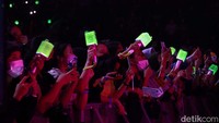 Mereka sempat menyapa singkat NCTzen dari atas panggung sebelum akhirnya intro lagu Hot Sauce terdengar.