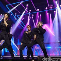 Tak hanya dengan penampilan yang enerjik, semalam NCT Dream semakin membius penggemar di Istora Senayan dan pemirsa di rumah dengan gaya busana mereka.Foto: Rafida Fauzia