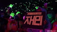 NCTzen histeris saat NCT Dream beraksi.