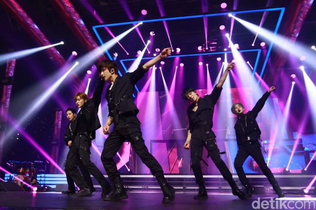 Black madness. NCT Dream mengguncang panggung Allo Bank Festival di Jakarta, Jumat (20/5/2022), dengan penampilan kompak mereka dalam balutan busana bernuansa militer serba hitam. (Foto: Rafida Fauzia/detikcom)