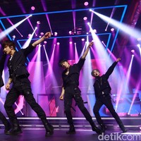 Black madness. NCT Dream mengguncang panggung Allo Bank Festival di Jakarta, Jumat (20/5/2022), dengan penampilan kompak mereka dalam balutan busana bernuansa militer serba hitam. (Foto: Rafida Fauzia/detikcom)