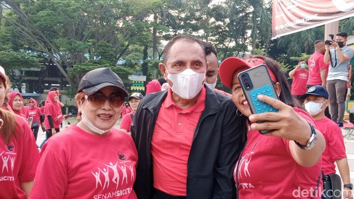 Gubsu Edy Rahmayadi jadi rebutan selfie saat menghadiri acara PDIP Sumut