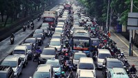 Kendaraan pribadi, kendaraan umum, kendaraan komersial hingga roda dua berebut jalan. 