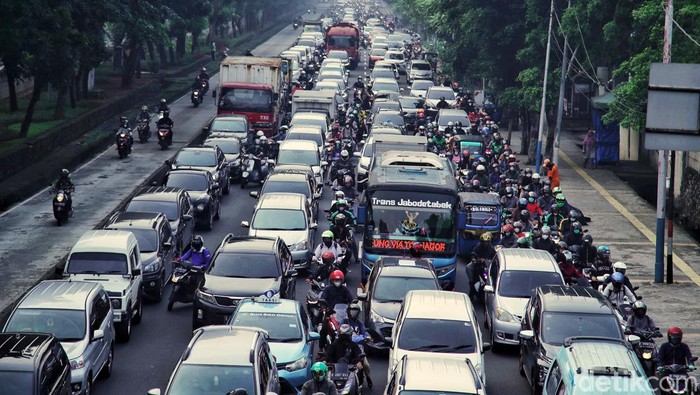 Sejumlah warga beraktivitas di kawasan Jakarta, Kamis (19/5) dan Jumat (20/5). Presiden Joko Widodo (Jokowi) mengumumkan kebijakan terkait pelonggaran penggunaan masker. Masyarakat yang beraktivitas di luar ruangan diperbolehkan tidak memakai masker.
