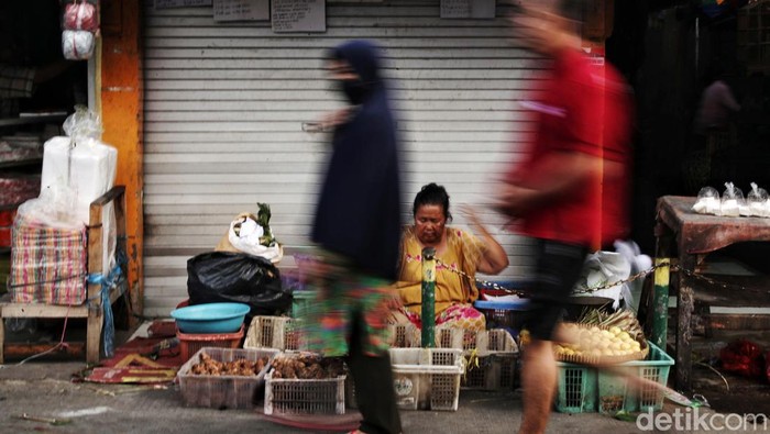 Sejumlah warga beraktivitas di kawasan Jakarta, Kamis (19/5) dan Jumat (20/5). Presiden Joko Widodo (Jokowi) mengumumkan kebijakan terkait pelonggaran penggunaan masker. Masyarakat yang beraktivitas di luar ruangan diperbolehkan tidak memakai masker.