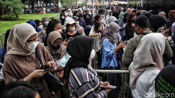 Jakarta Kembali Bergeliat di Masa Transisi Menuju Endemi Sejumlah warga beraktivitas di kawasan Jakarta, Kamis (19/5) dan Jumat (20/5). Presiden Joko Widodo (Jokowi) mengumumkan kebijakan terkait pelonggaran penggunaan masker. Masyarakat yang beraktivitas di luar ruangan diperbolehkan tidak memakai masker.