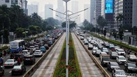 Arus lalu lintas di Jalan Thamrin menuju Jalan Sudirman, Jakarta kembali padat cenderung macet, Jumat (20/5/2022). Sebelumnya, Gubernur DKI Jakarta Anies Baswedan sempat pamer kemacetan lalu lintas berkurang dibanding sebelum ia menjabat. Capaian itu ia ungkapkan pada acara E-Mobility Event, Maret lalu.