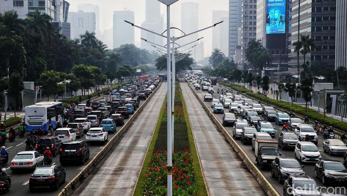 Jakarta Kembali Bergeliat di Masa Transisi Menuju Endemi Sejumlah warga beraktivitas di kawasan Jakarta, Kamis (19/5) dan Jumat (20/5). Presiden Joko Widodo (Jokowi) mengumumkan kebijakan terkait pelonggaran penggunaan masker. Masyarakat yang beraktivitas di luar ruangan diperbolehkan tidak memakai masker.
