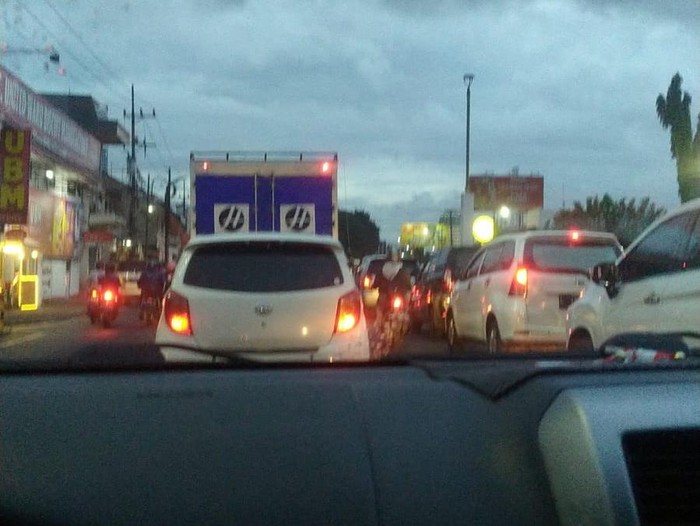 Seorang pengendara melaporkan, Jalan Raya Waru Sidoaro padat merayap. Kepadatan kendaraan terjadi di dua arah.