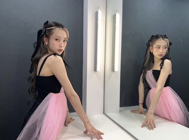 Desas-desus itu bermula dari unggahan YouTuber Sojang yang dikenal kontroversial. Dia menuding penggemar telah mengetahui hubungan Jiho dan Kim Shin Young selama beberapa tahun terakhir. Keduanya mulai dekat saat sang MC memandu acara showcase album Coloring Book pada 2017. Foto: dok. Instagram @jihoa_f