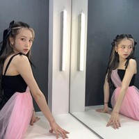 Desas-desus itu bermula dari unggahan YouTuber Sojang yang dikenal kontroversial. Dia menuding penggemar telah mengetahui hubungan Jiho dan Kim Shin Young selama beberapa tahun terakhir. Keduanya mulai dekat saat sang MC memandu acara showcase album Coloring Book pada 2017. Foto: dok. Instagram @jihoa_f